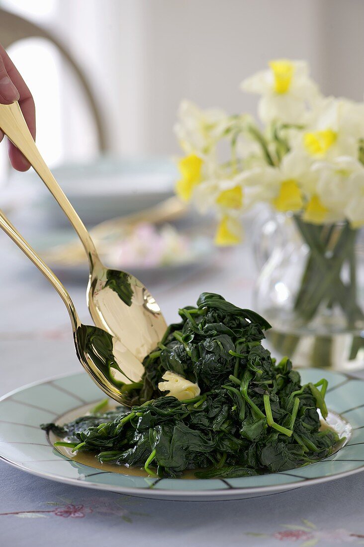 Blattspinat mit Butter zu Ostern