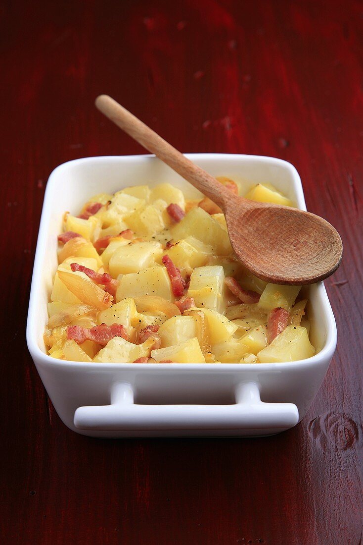 Tartiflette (Kartoffelauflauf mit Speck, Käse und Zwiebeln, Frankreich)