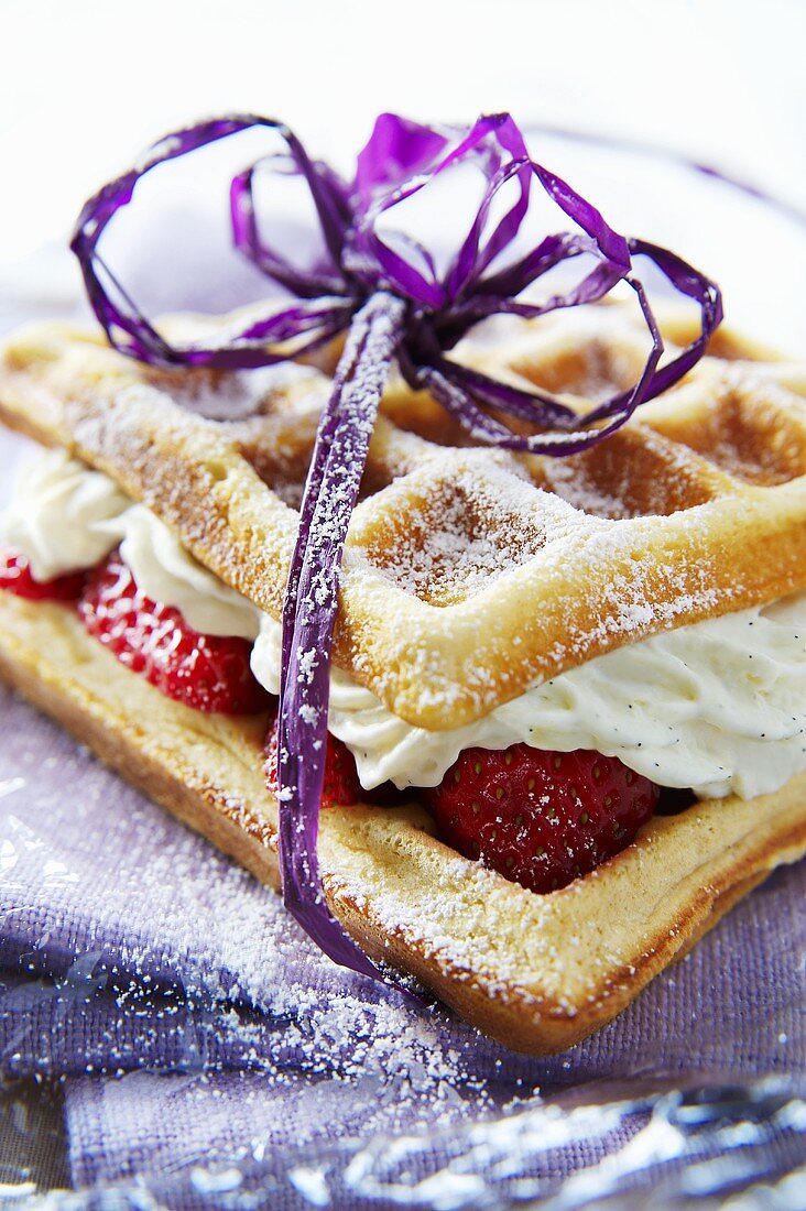 Festliche Waffel mit Sahne und Erdbeeren