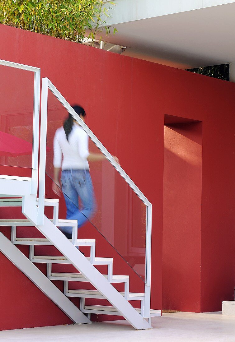 Frau geht über Treppe (Wohnhaus Villa Bamboo, Südfrankreich)