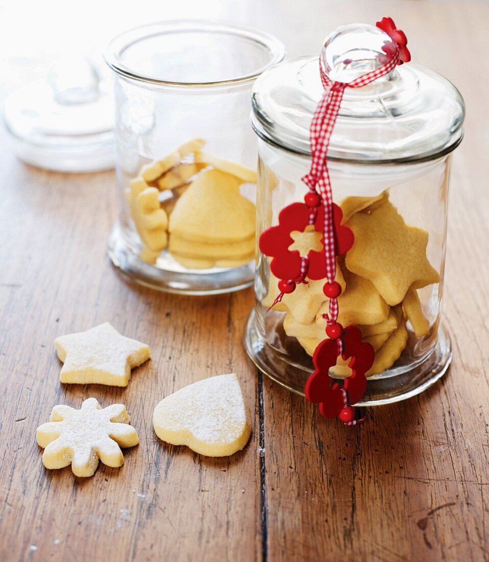 Vanilla biscuits in jar to give as a gift