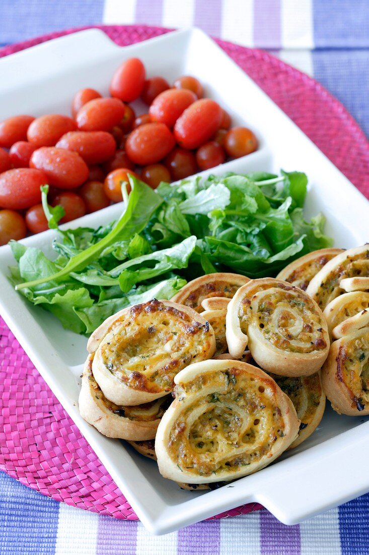 Pizzaschnecken mit Salat und Tomaten