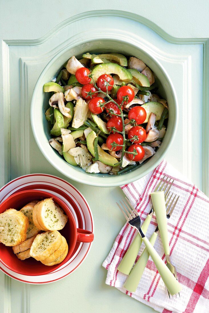 Avocadosalat mit Kirschtomaten, Pilzen und grünen Bohnen