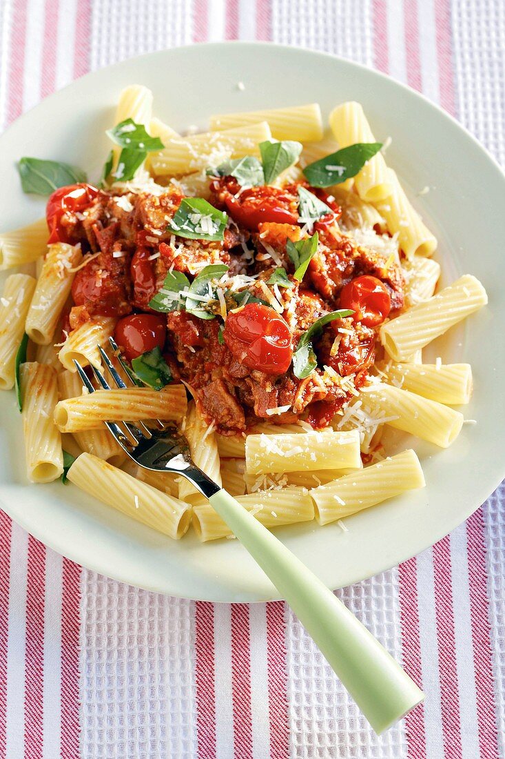 Tortiglioni mit Tomaten-Speck-Sauce