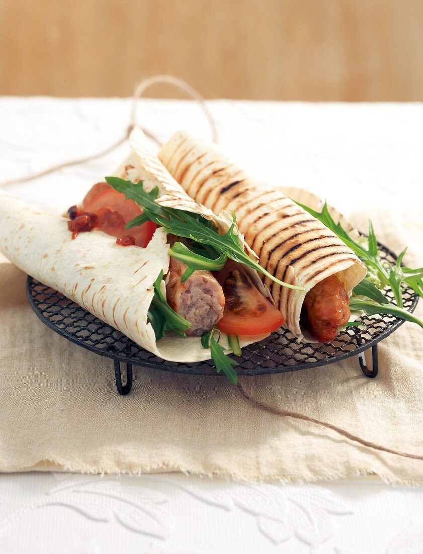 Wraps mit Schweinswurst und Fruchtrelish