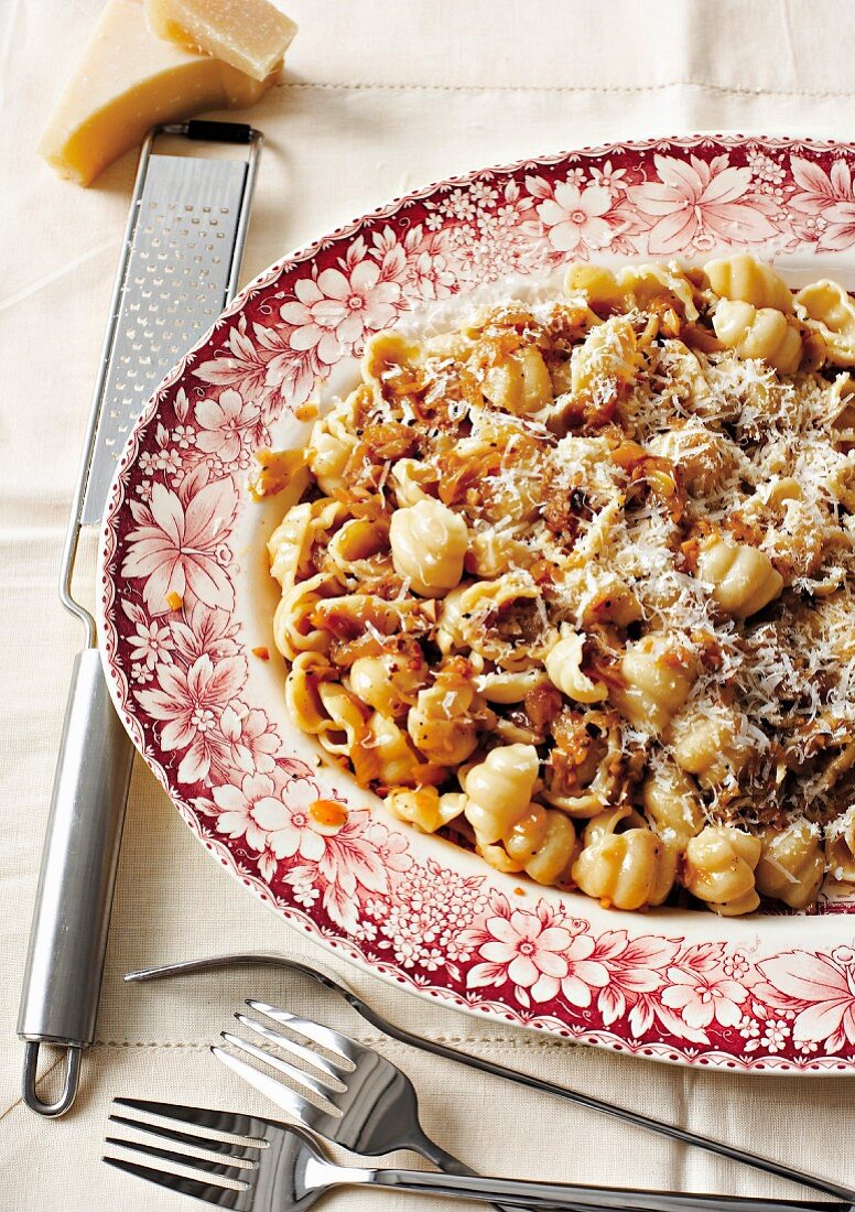 Nudeln mit Zwiebeln und Parmesan