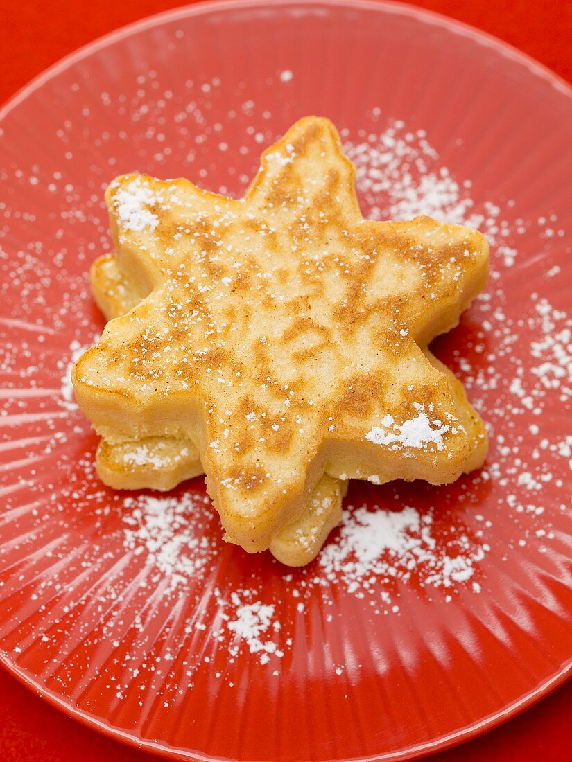 Sternförmige Pancakes mit Puderzucker
