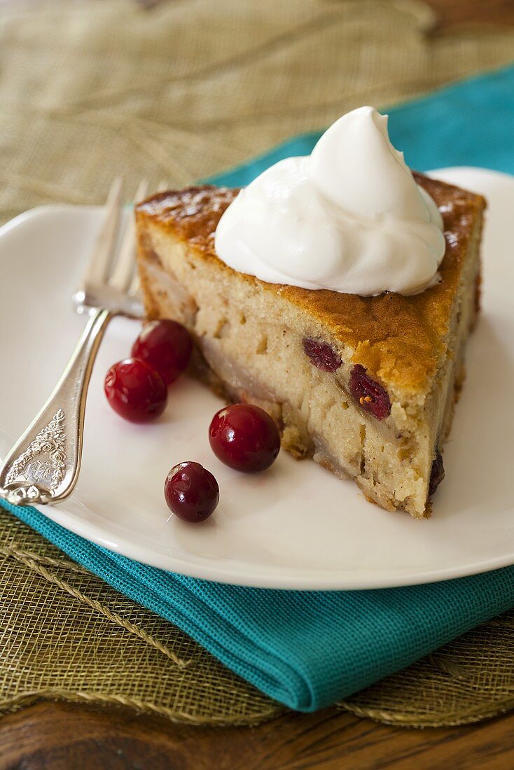Birnen-Vanille-Kuchen mit Sahne und Cranberries