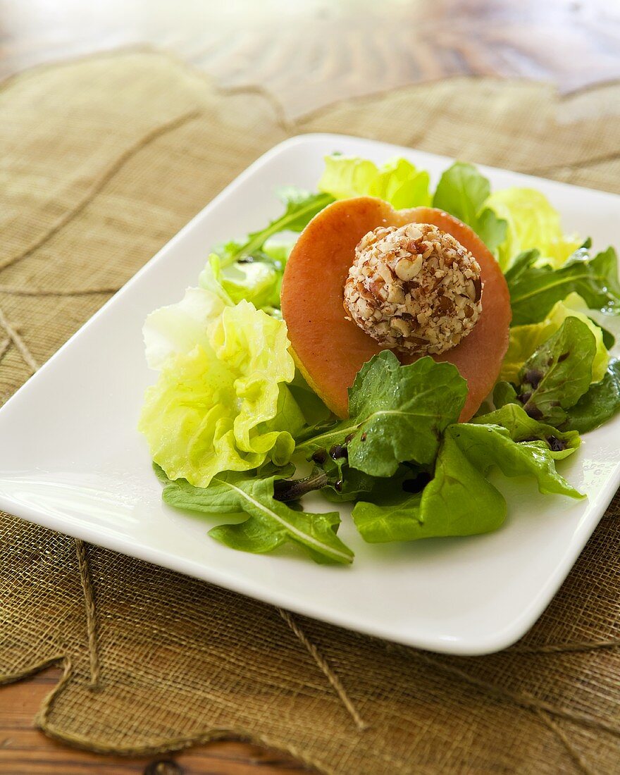 Blattsalat mit Birne und Ziegenkäse-Nuss-Bällchen