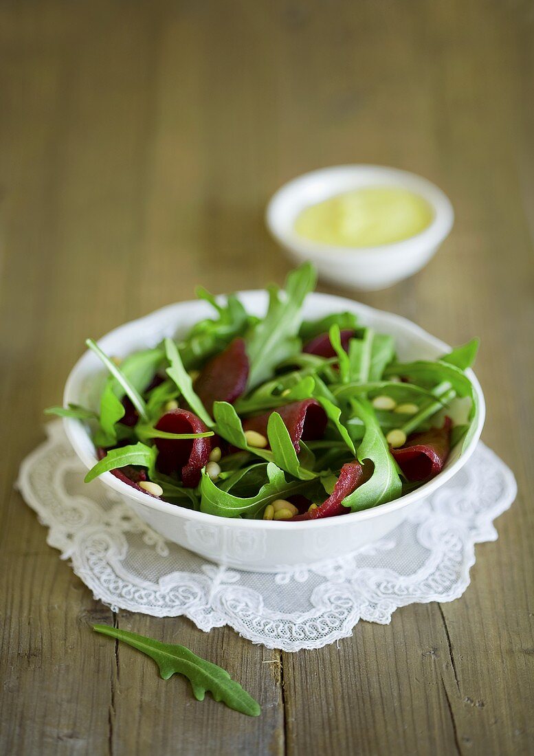 Rote-Bete-Salat mit Rucola und Pinienkernen
