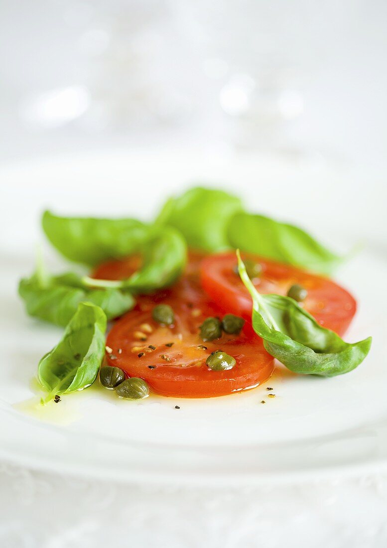 Tomatensalat mit Kapern und Basilikum