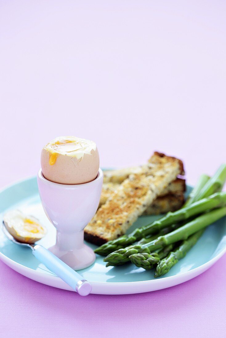 Weiches Ei, Toast und grüner Spargel