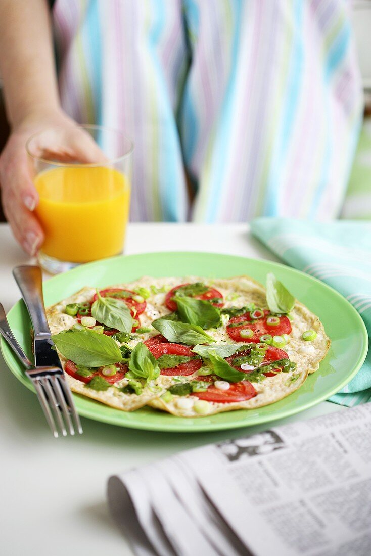 Omelett mit Tomaten und Basilikum zum Frühstück