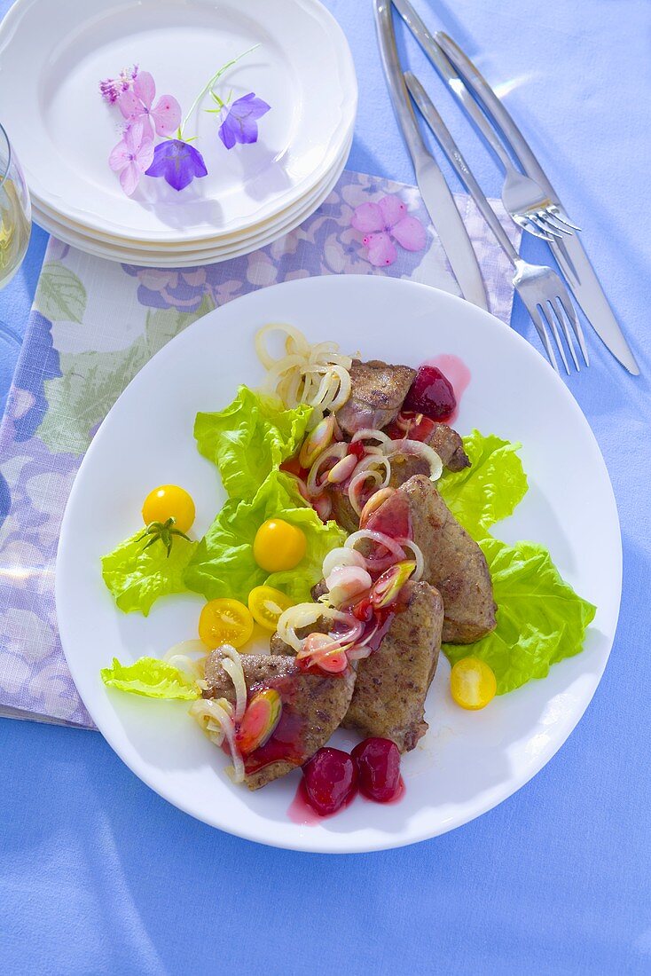 Calf's liver with onions, raspberry dressing and cherry tomatoes