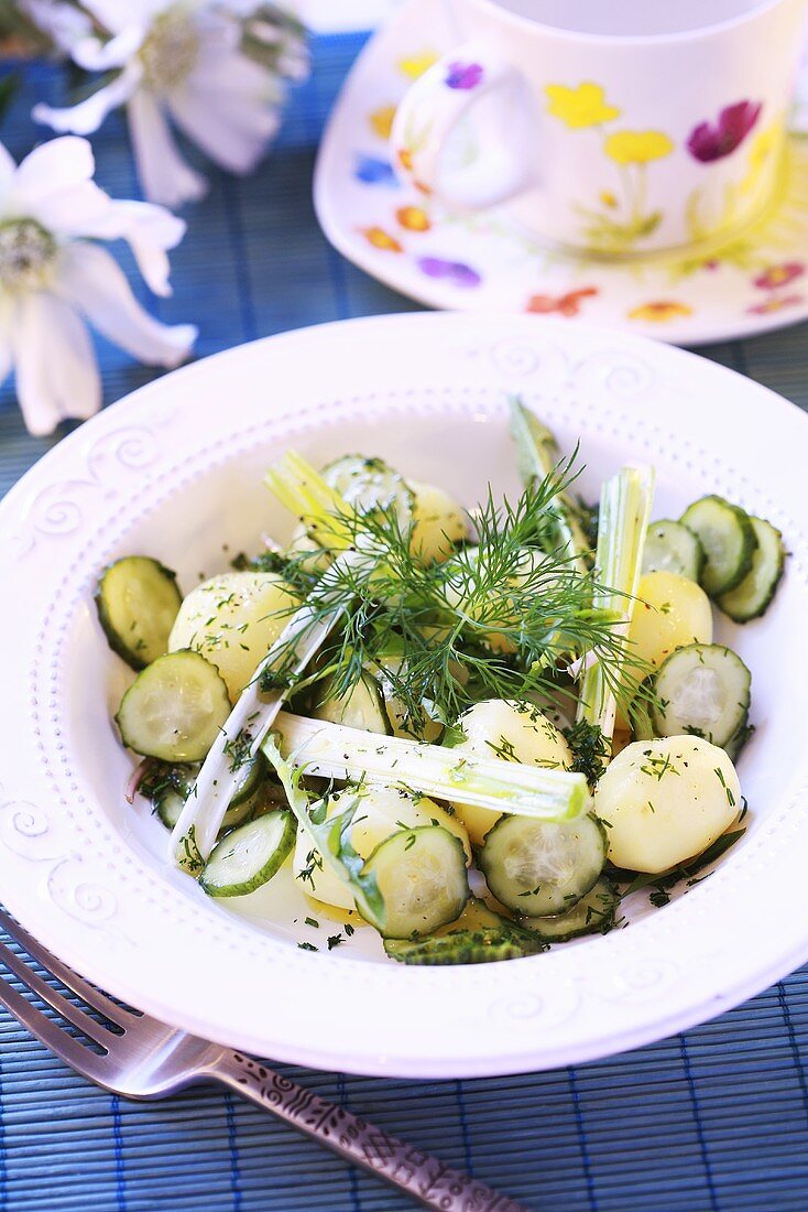 Kartoffelsalat mit Gurken und Dill