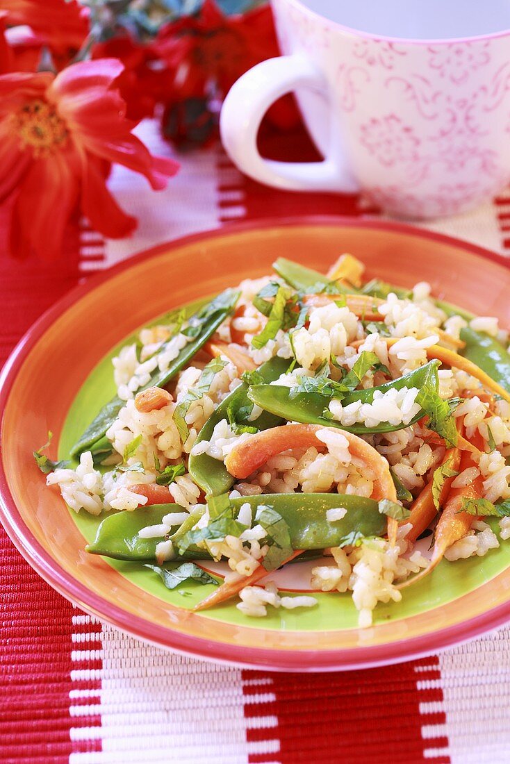 Risotto mit Zuckerschoten und Möhren