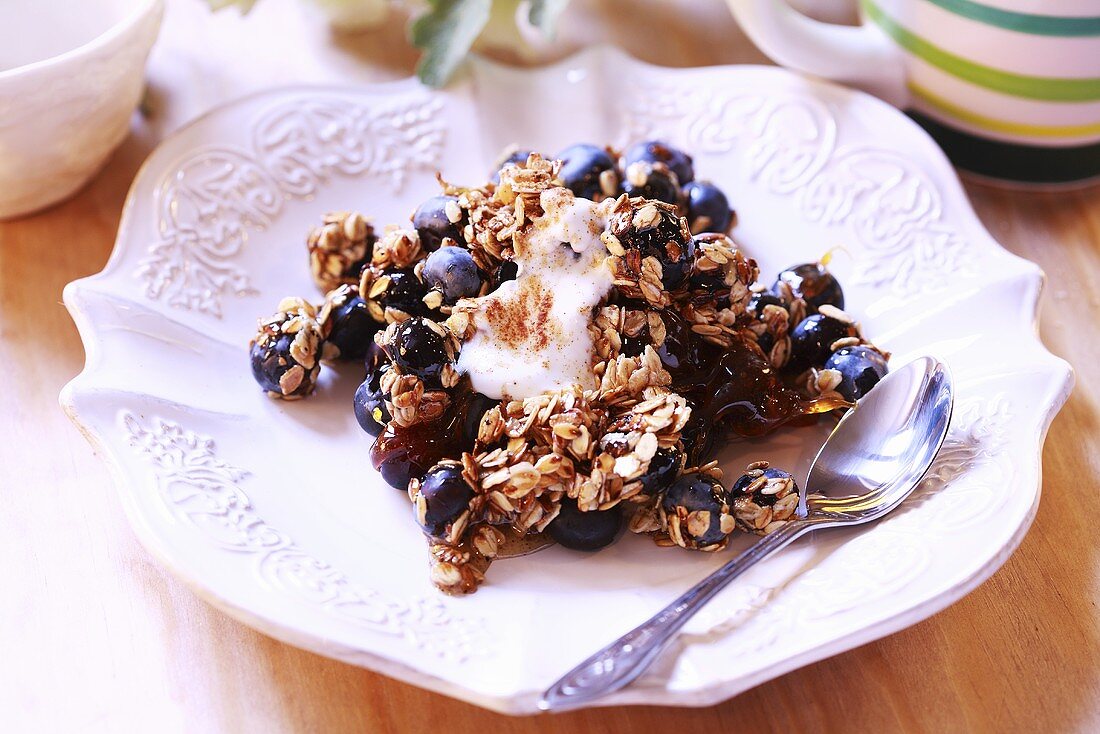 Blueberries with caramelised rolled oats and yoghurt