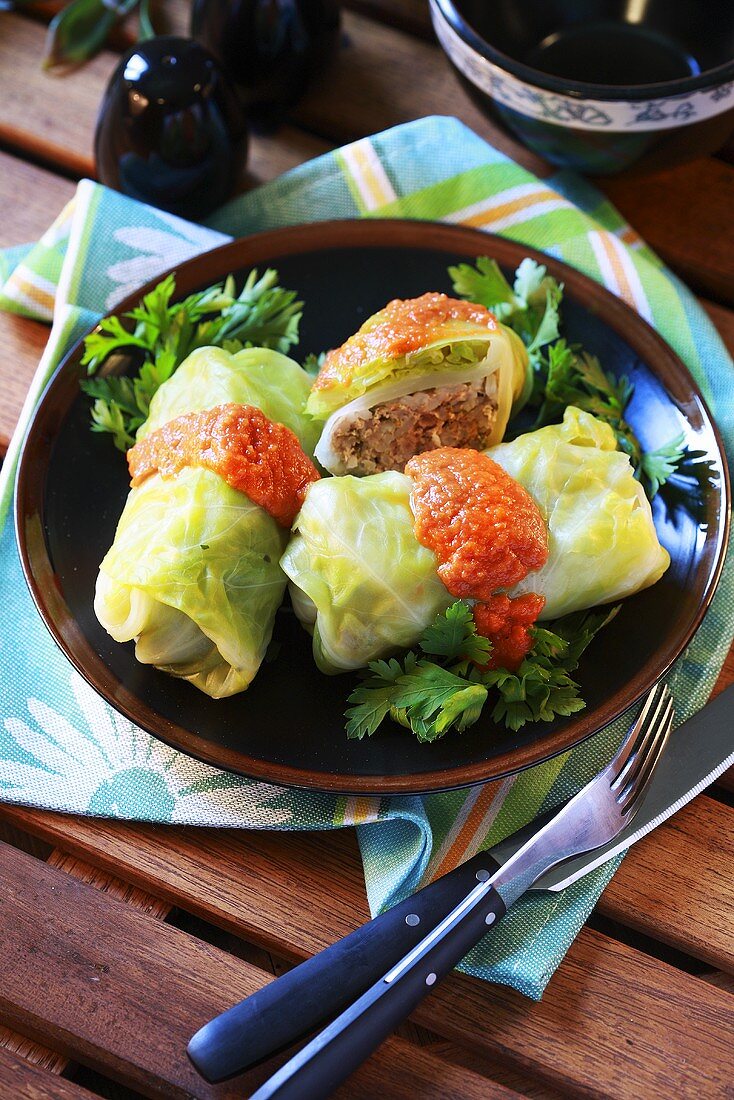 Kohlrouladen mit Hackfleischfüllung und Tomatensauce