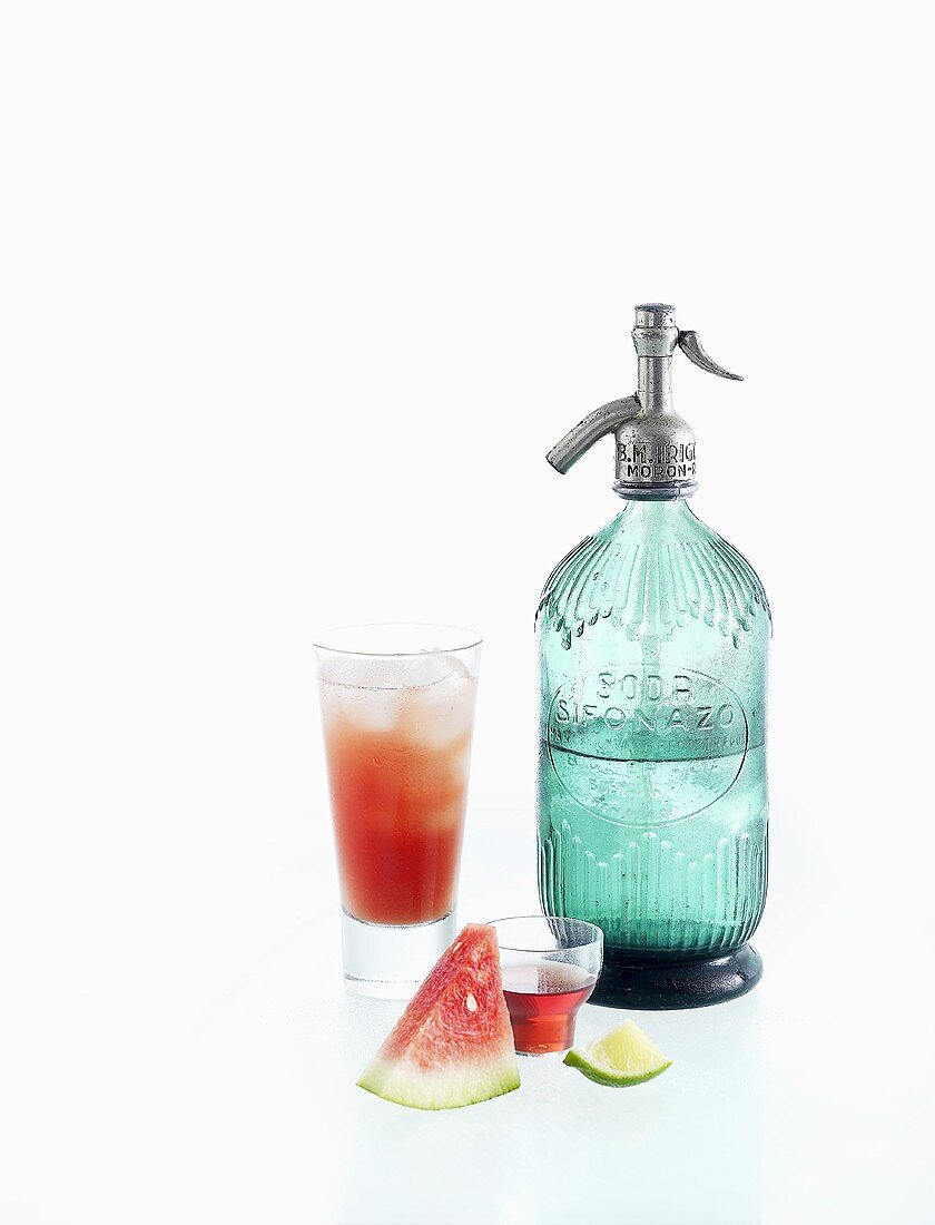 Wassermelonendrink und eine Sodaflasche
