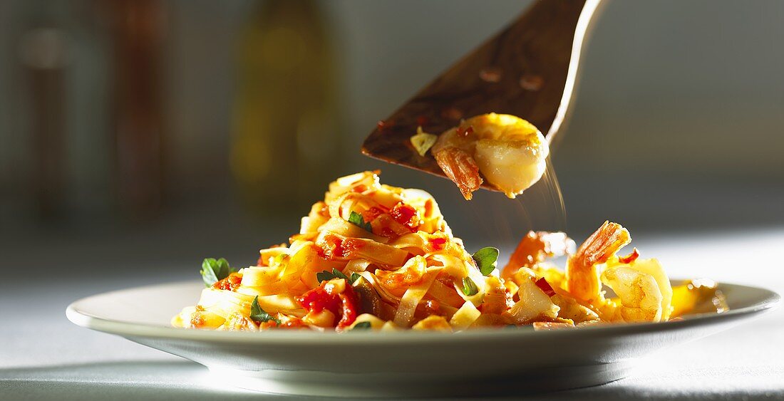 Pasta with prawns and tomatoes