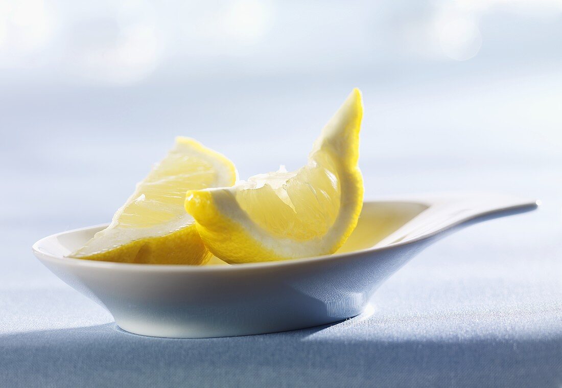 Schälchen mit Zitronenschitzen