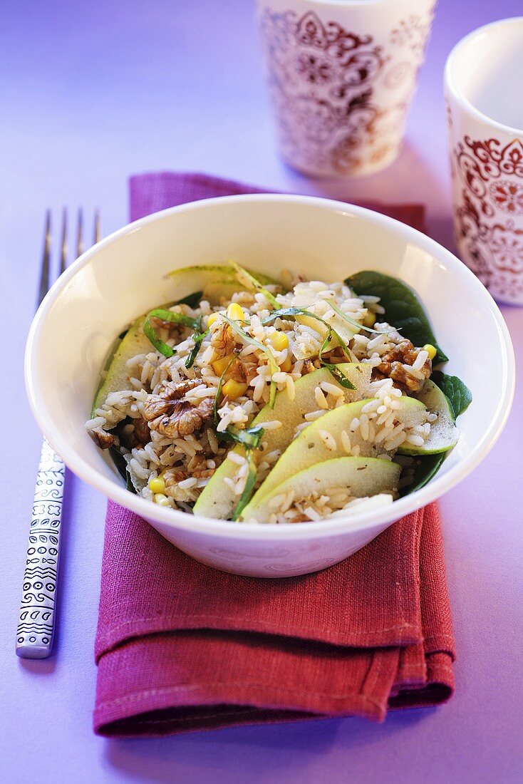 Rice salad with pear and nuts