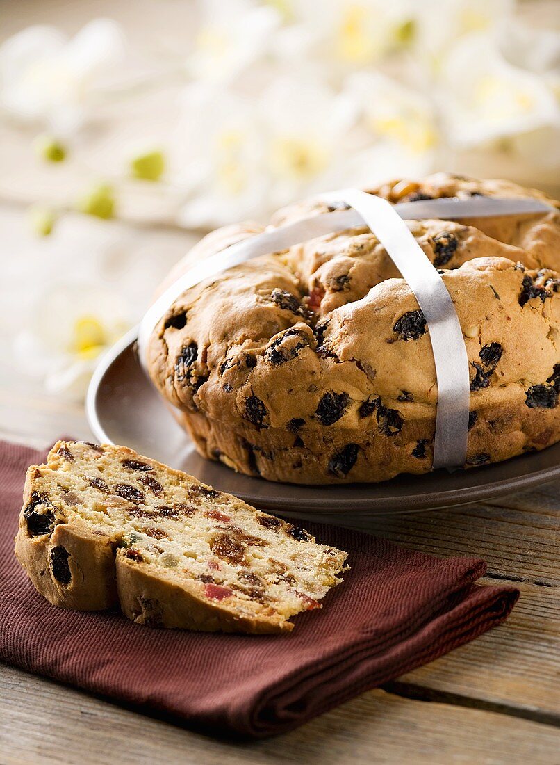 Pandolce genovese (Kuchen mit Rosinen, kandierten Früchten und Pinienkernen)