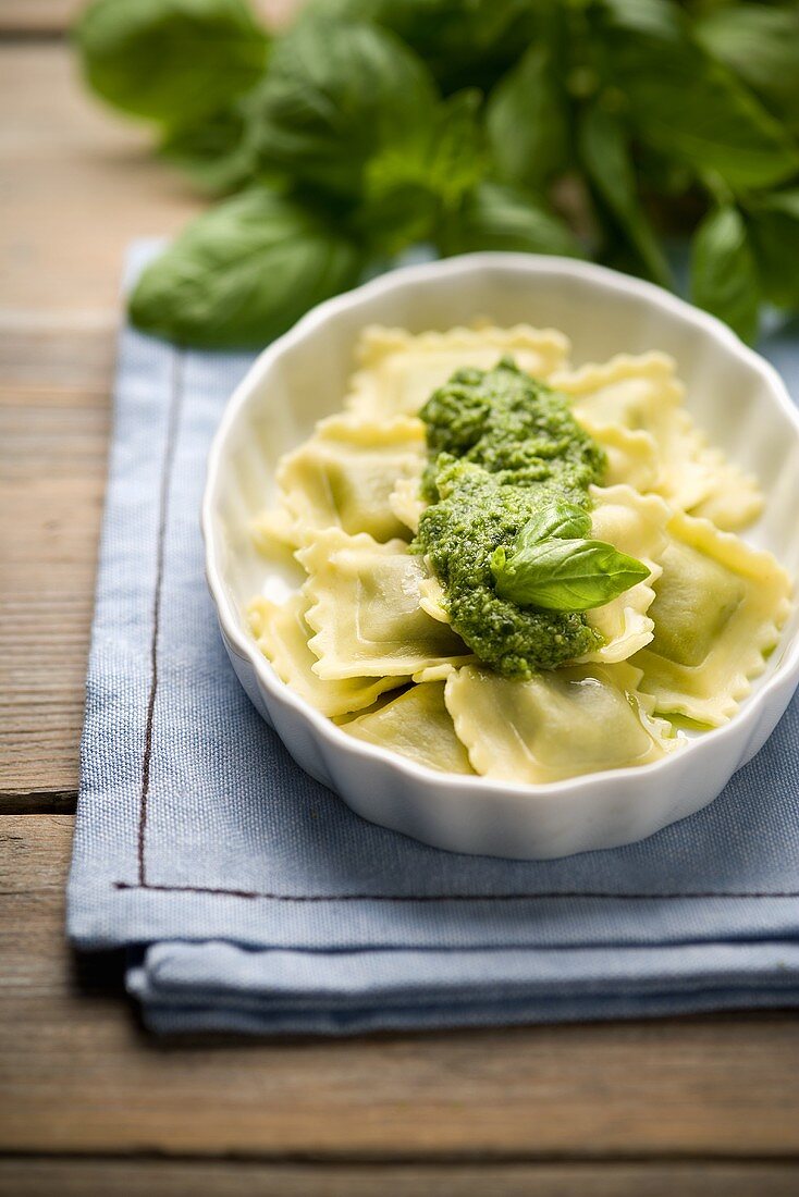 Ravioli al pesto (Ravioli with basil pesto)