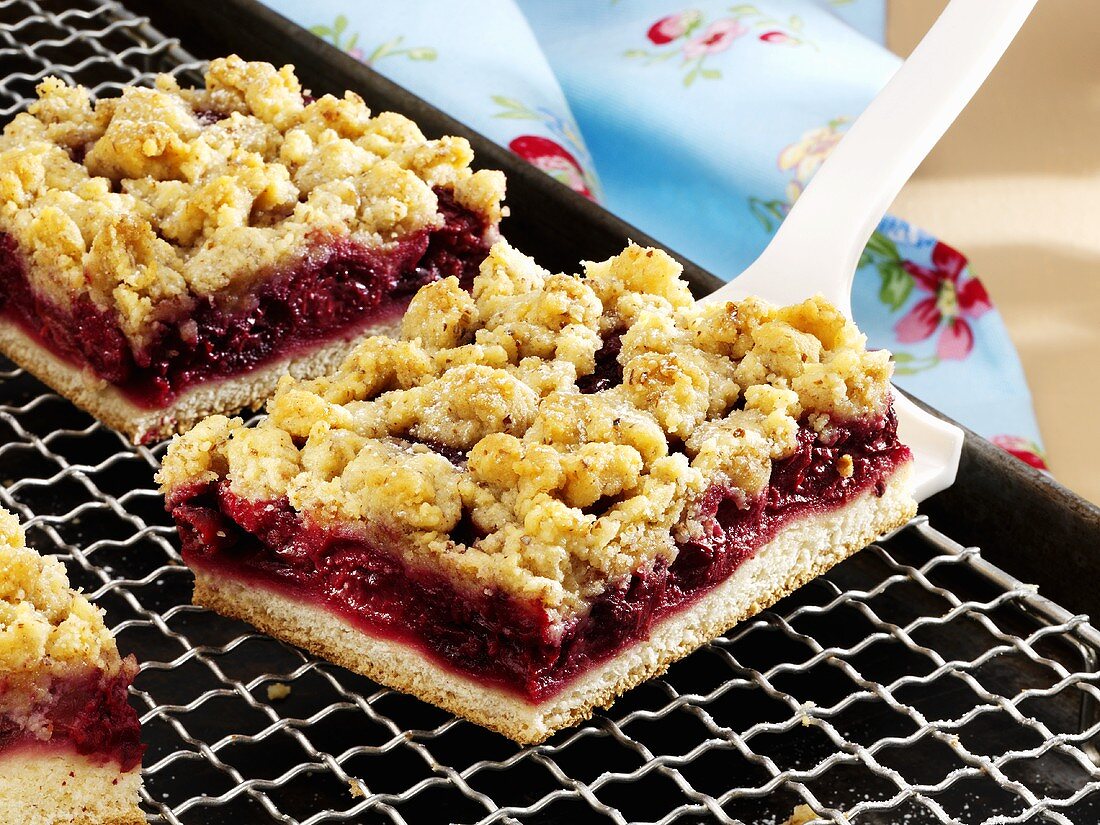 Cherry crumble cake