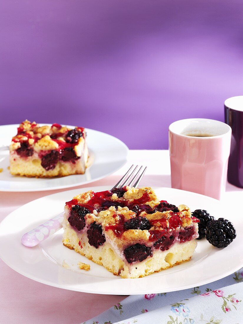 Zwei Stücke Brombeer-Schmand-Kuchen