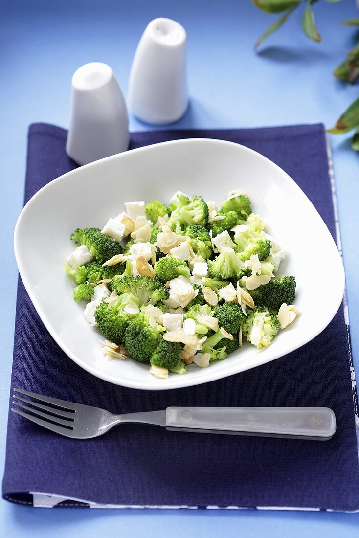 Broccolisalat mit Mandelblättchen