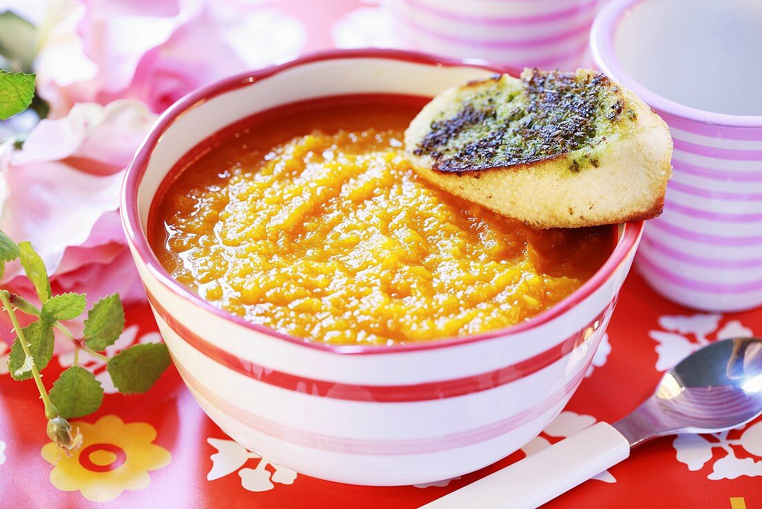 Möhrencremesuppe mit Baguette