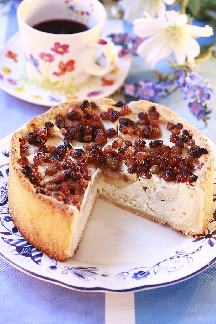 Cheesecake with apples and raisins, a piece cut