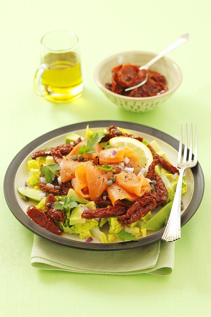 Grüner Salat mit Avocado, getrockneten Tomaten & Räucherlachs