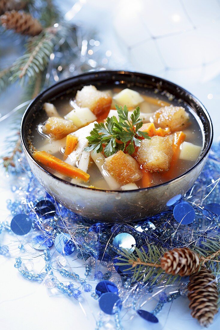 Gemüsesuppe mit Croûtons zu Weihnachten