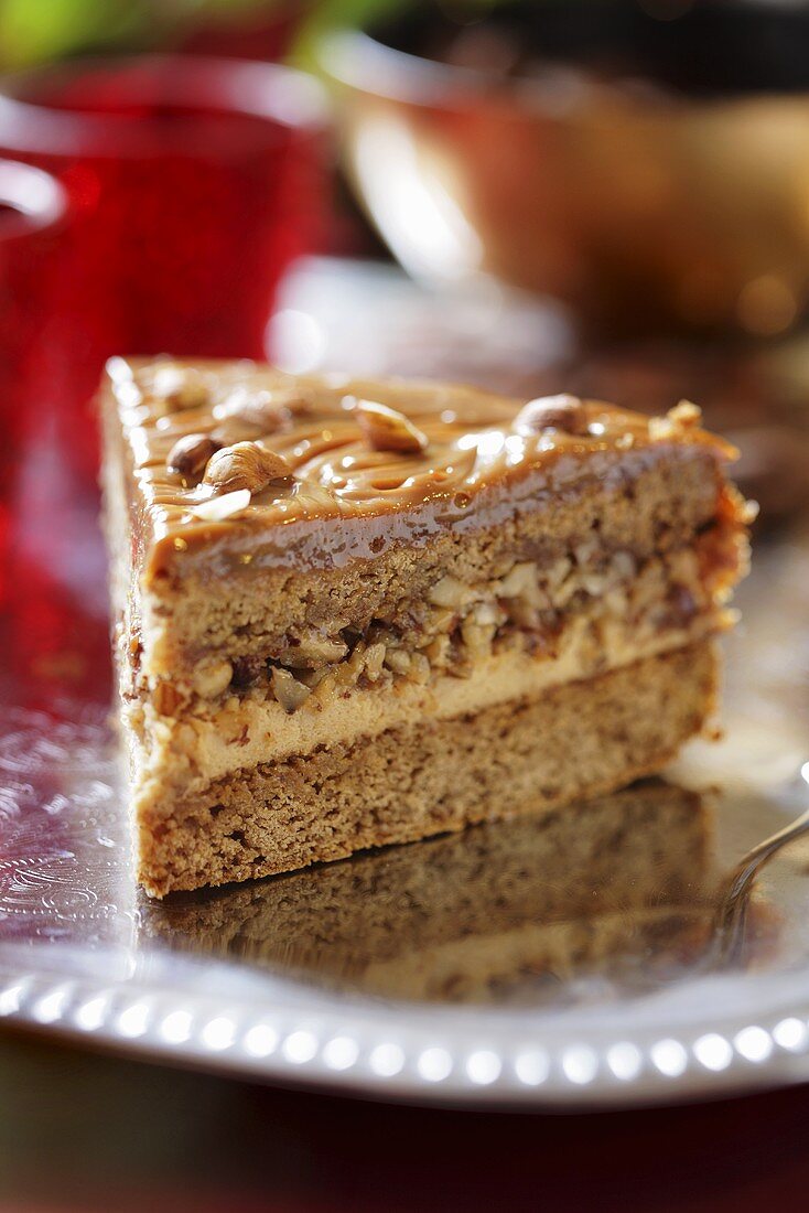 Stück Toffeekuchen mit Haselnüssen zu Weihnachten