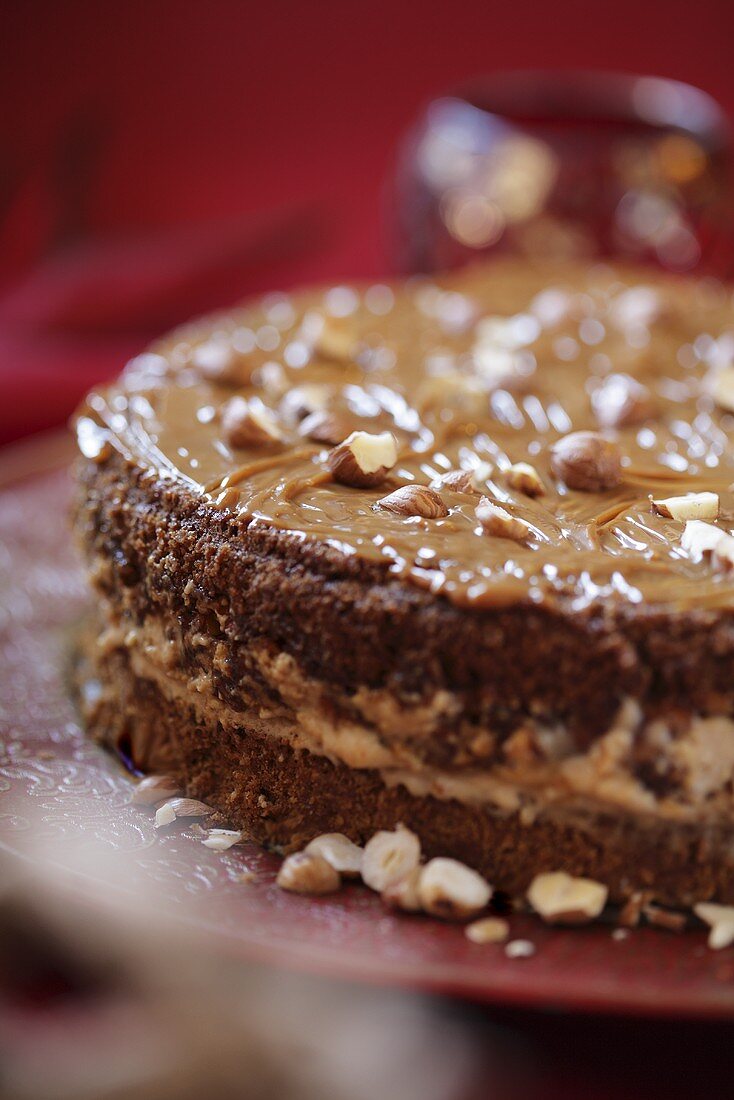 Karamelltorte mit Haselnüssen zu Weihnachten