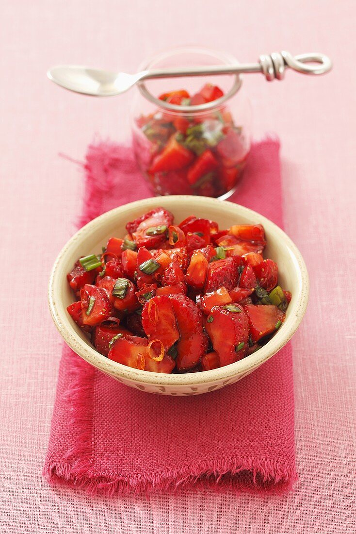 Erdbeer-Salsa mit Balsamico, Zwiebeln und Chili