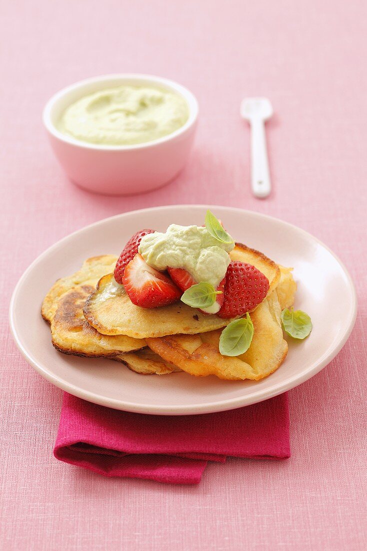 Pancakes mit Erdbeeren und Basilikummousse