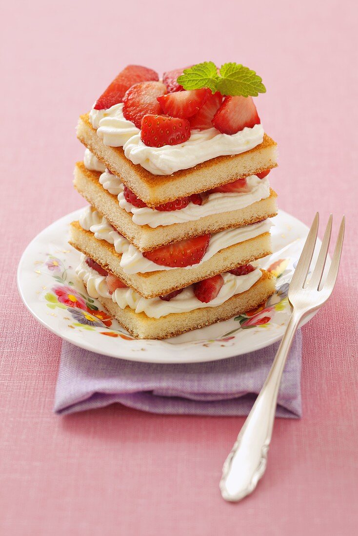 Tower of sponge, strawberries and cream