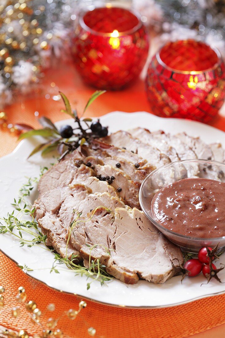 Schweinebratenscheiben mit Sauce (weihnachtlich)