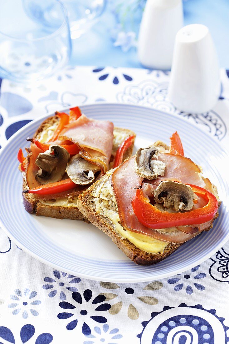 Ham, red pepper and mushrooms on bread