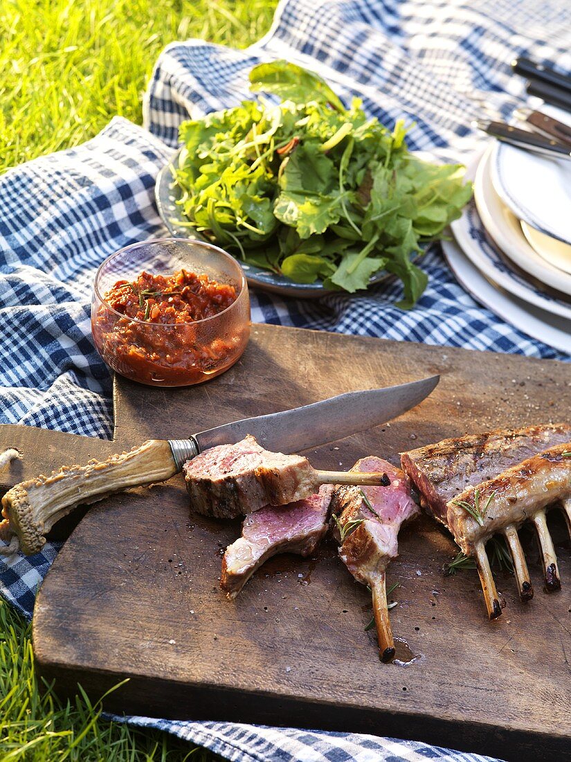 Aufgeschnittenes, gegrilltes Lammkarree mit Tomatenkompott