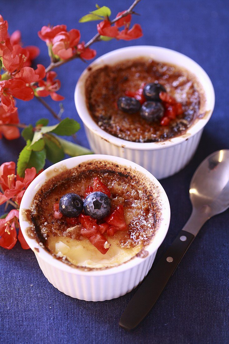 Crème brûlée mit Beeren