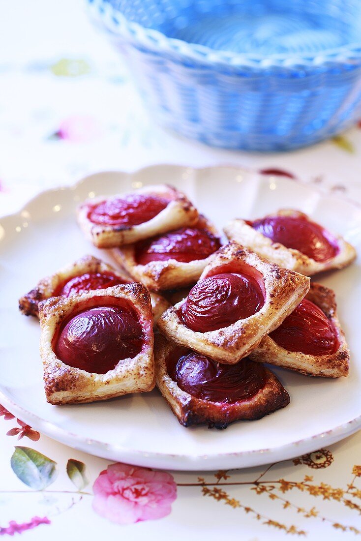 Puff pastry pastries with plums
