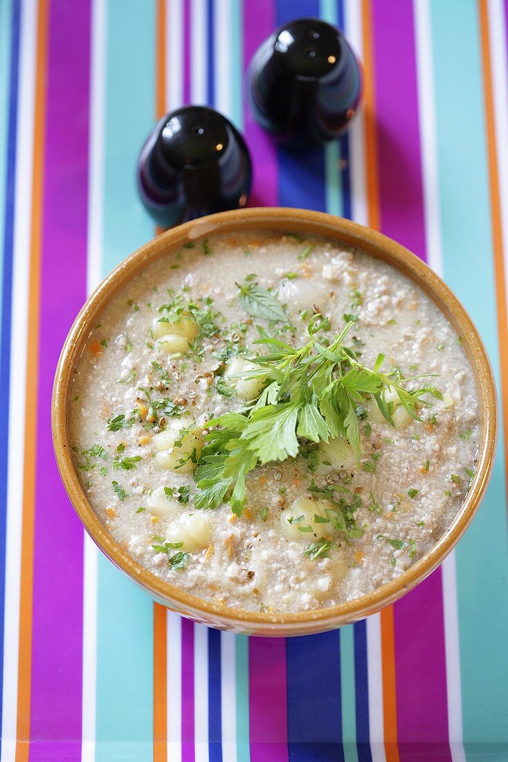 Hackfleischsuppe mit Kräutern (Draufsicht)