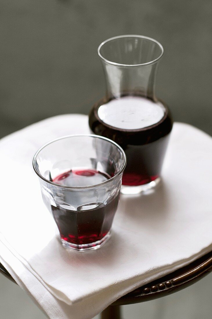 Rotweinkaraffe mit Rotweinglas