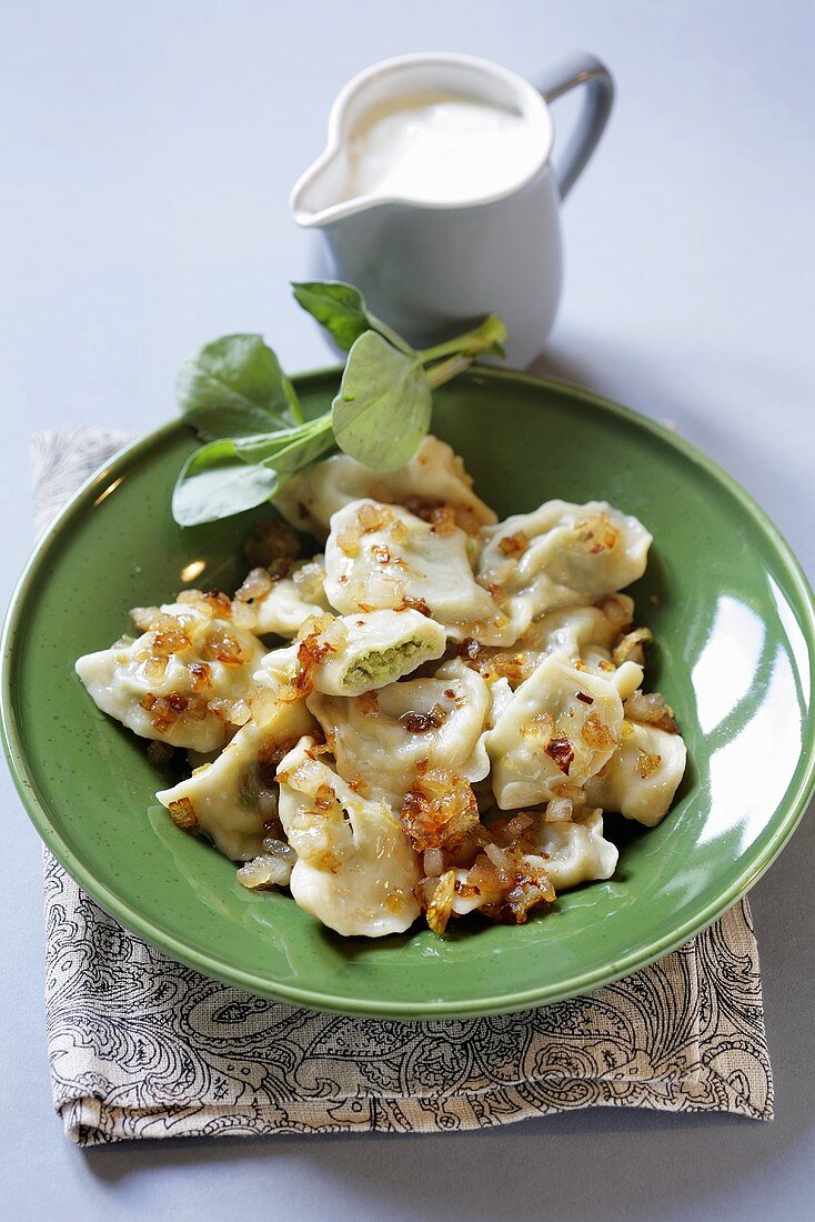 Ravioli mit Bohnenfüllung und Zwiebeln