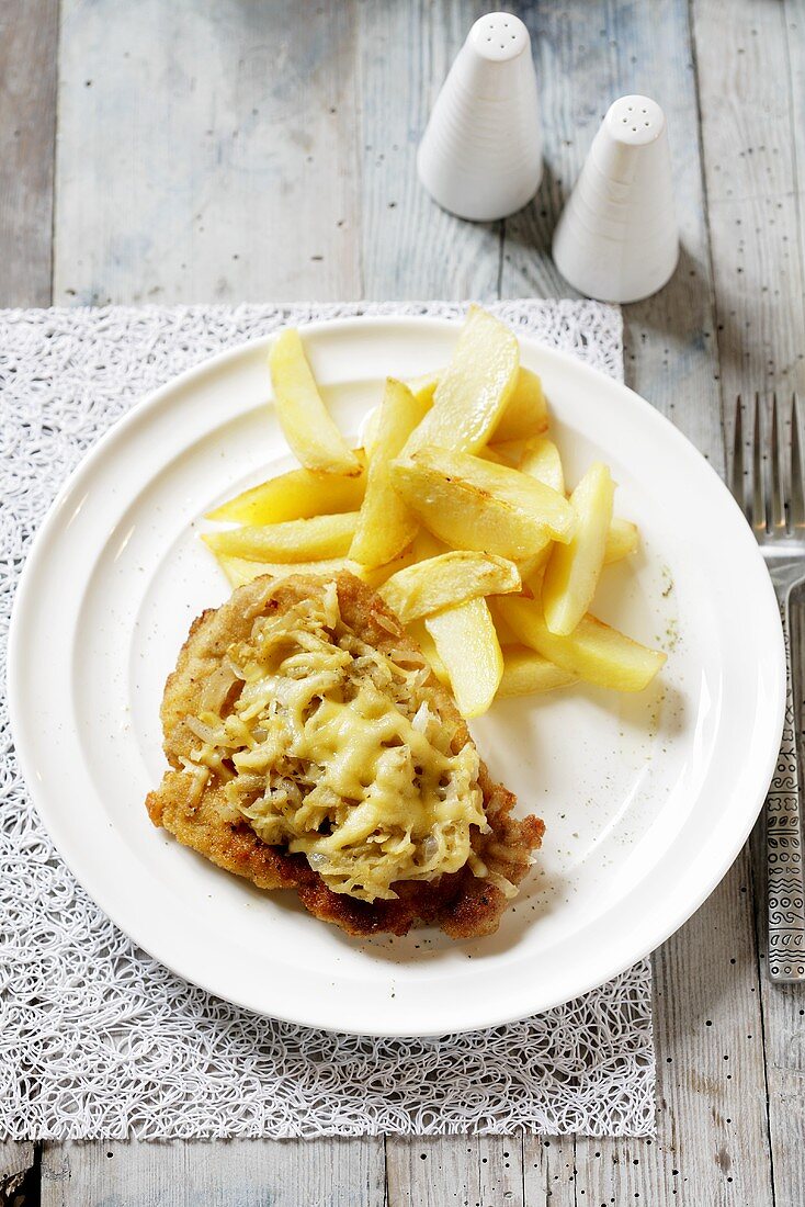 Schweinefleisch mit Zwiebeln und Kartoffelspalten