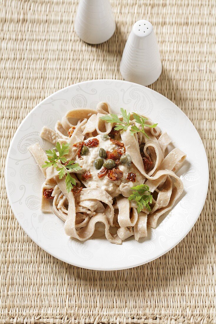 Wholemeal tagliatelle with dried tomatoes and capers